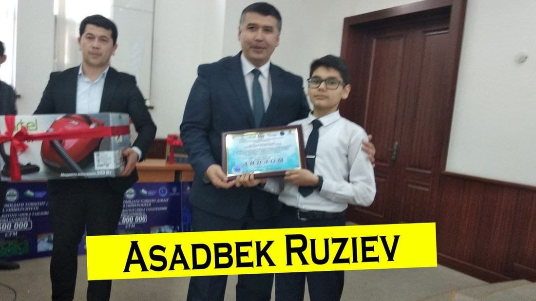 Asadbek receiving Robot-UZ 2020 diploma with Artel vacuum cleaner prize